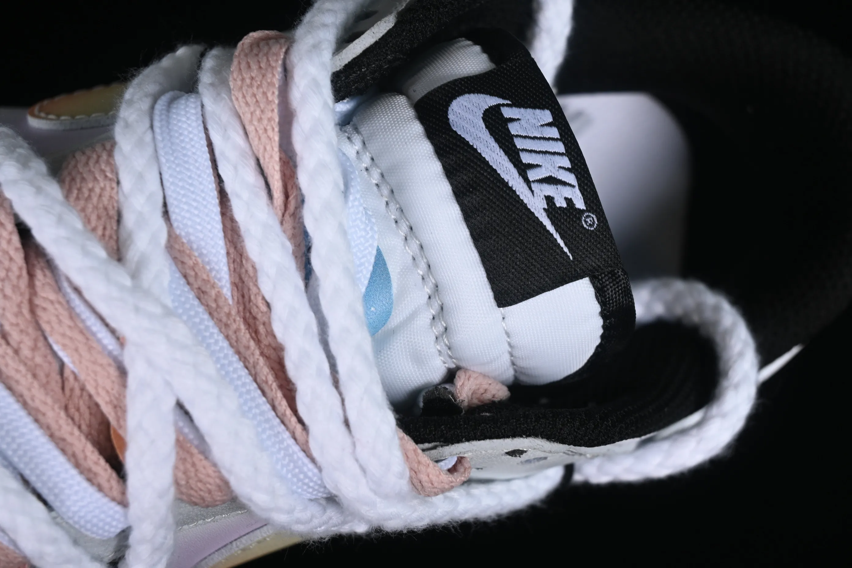 All Categories Nk SB Dunk Series Nk SB Dunk Low Low-top sneakers Nk Dunk Low Customized Da Vinci Xingli Flash Wing Simple black, white and gray SB strap low-top casual sneakers CW1590-100